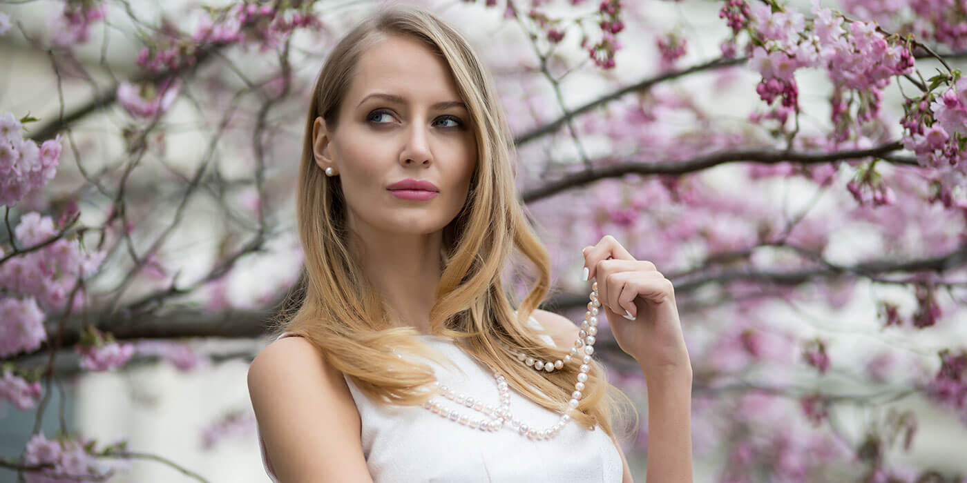 How to Wear a Pearl Necklace