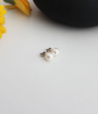 Simple Earrings in 18k White Gold with Freshwater Pearls