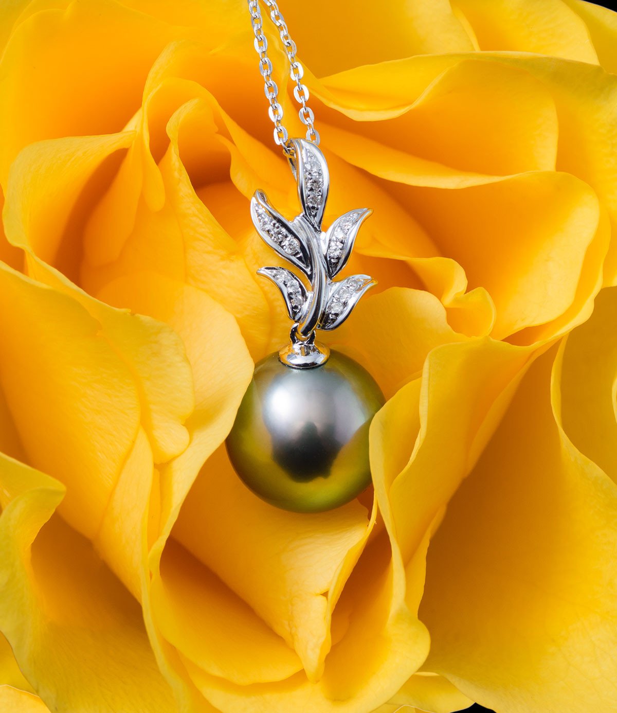 Tahitian Black Pearl Diamond Pendant Necklace Luxury 18k Gold