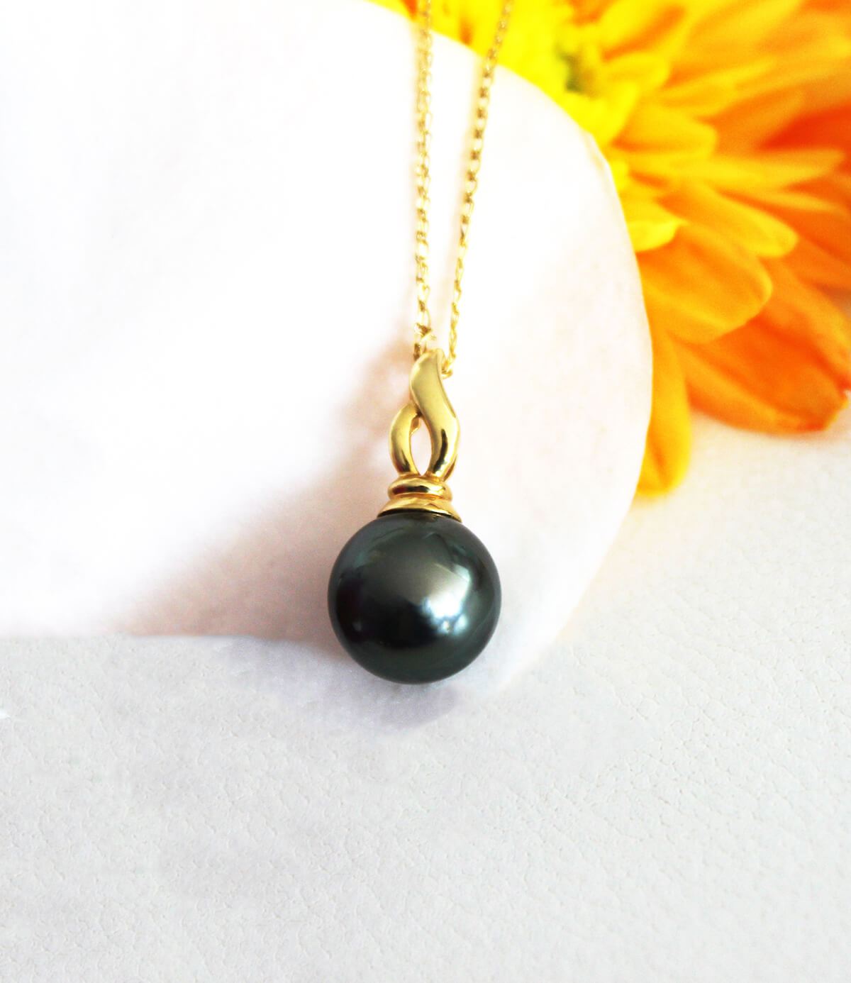 Muse Tahitian Pearl Necklace in 18k Yellow Gold Dark Green