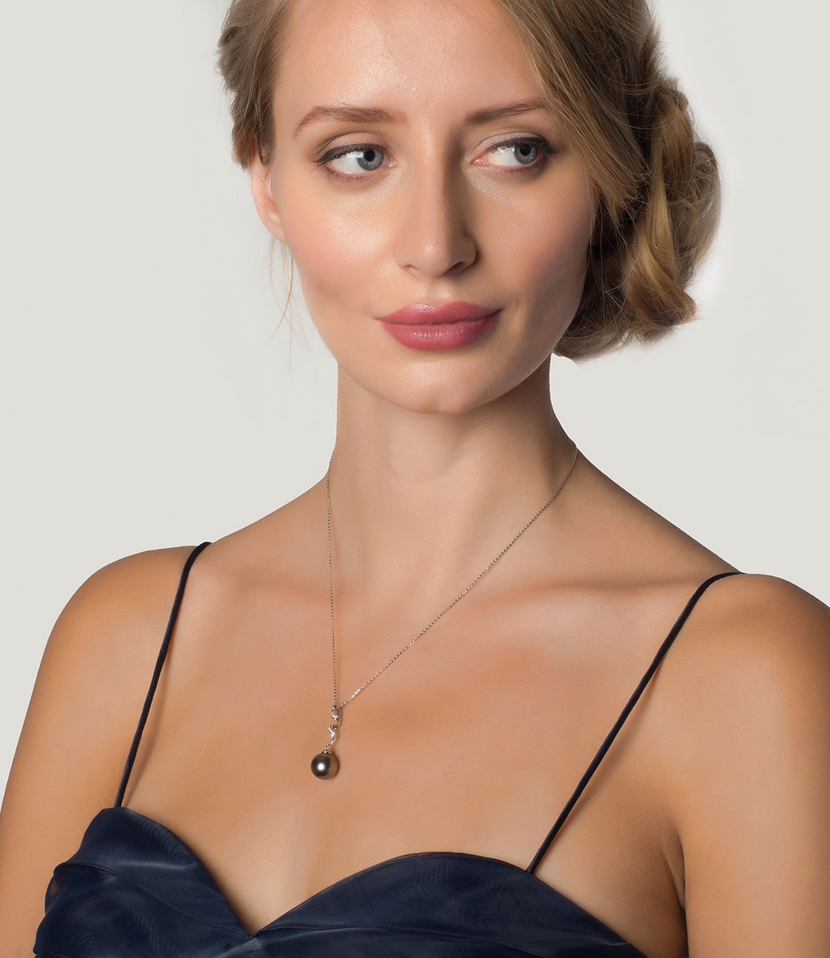 Luxury Tahitian Pearl Necklace in 18k White Gold Paradis